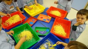 Pintando gusanos de colores en Nursery 2