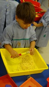 Pintando gusanos de colores en Nursery 2