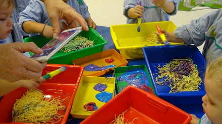 Pintando gusanos de colores en Nursery 2
