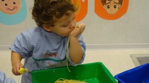 Pintando gusanos de colores en Nursery 2