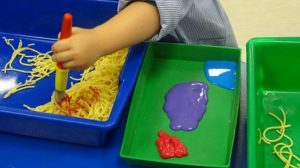 Pintando gusanos de colores en Nursery 2