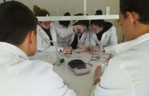 Práctica de química de los alumnos de 1º de Bachillerato
