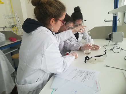 Práctica de química de los alumnos de 1º de Bachillerato