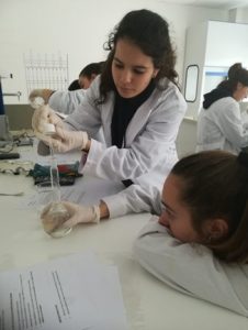 Práctica de química de los alumnos de 1º de Bachillerato