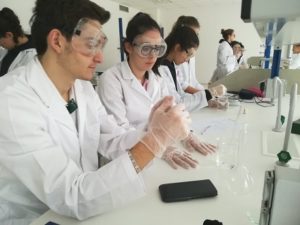 Práctica de química de los alumnos de 1º de Bachillerato