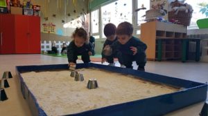 Experimentando con material continuo Harina en Nursery 1