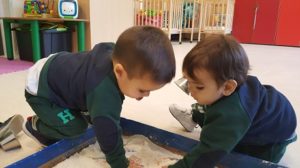Experimentando con material continuo Harina en Nursery 1