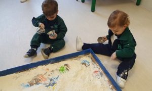 Experimentando con material continuo Harina en Nursery 1
