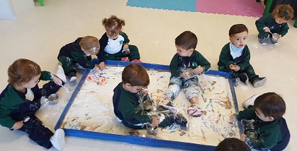 Experimentando con material continuo Harina en Nursery 1
