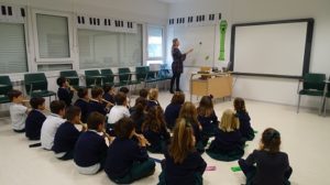 Practicando con flautina en 2º de Primaria. 