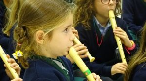 Practicando con flautina en 2º de Primaria. 
