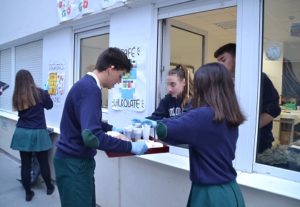 Alumnos de 4º de E.S.O. en el bar solidario