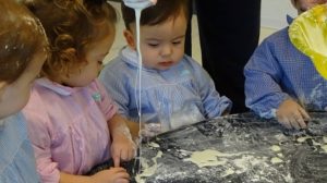 Taller de experimentación con Maizena en Nursery 1