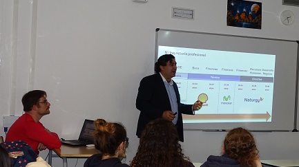 Presentación de su trayectoria laborar ante los alumnos de Bachillerato.