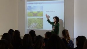 Presentación de su trayectoria laborar ante los alumnos de Bachillerato.