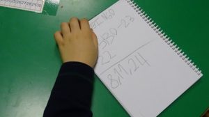 Jugando al bingo en 3º de infantil