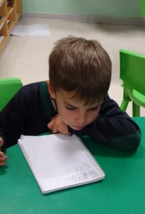 Jugando al bingo en 3º de infantil