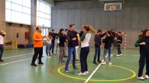 Practicando la expresión corporal con bailes latinos