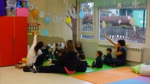 Asamblea en inglés en Nursery 1