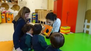 Asamblea en inglés en Nursery 1
