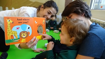 Asamblea en inglés en Nursery 1