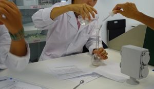 Práctica en el laboratorio de Química de los alumnos de 1º de Bachillerato