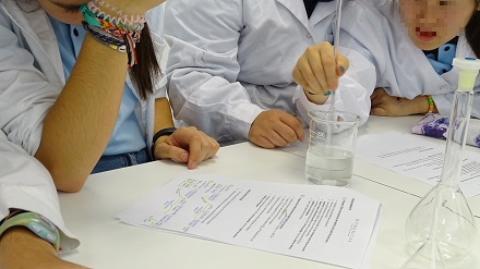Práctica en el laboratorio de Química de los alumnos de 1º de Bachillerato