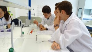 Práctica en el laboratorio de Química de los alumnos de 1º de Bachillerato