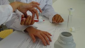 Práctica en el laboratorio de Química de los alumnos de 1º de Bachillerato