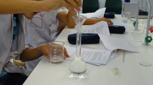 Práctica en el laboratorio de Química de los alumnos de 1º de Bachillerato