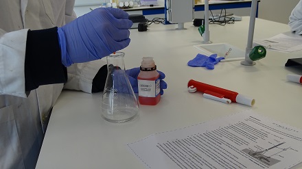 Práctica de química de los alumnos de 1º de Bachillerato