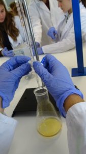 Práctica de química de los alumnos de 1º de Bachillerato