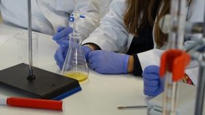 Práctica de química de los alumnos de 1º de Bachillerato
