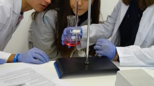 Práctica de química de los alumnos de 1º de Bachillerato