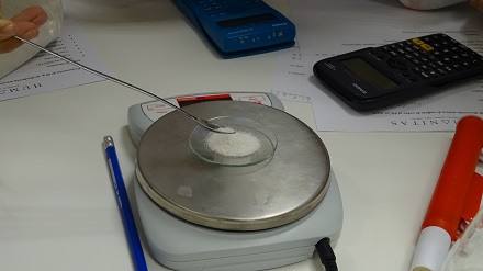 Disoluciones en el laboratorio de los alumnos de 3º de ESO