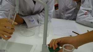Disoluciones en el laboratorio de los alumnos de 3º de ESO