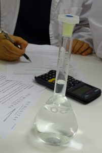 Disoluciones en el laboratorio de los alumnos de 3º de ESO