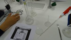 Los alumnos de 2º de ESO conocen el material del laboratorio de Química