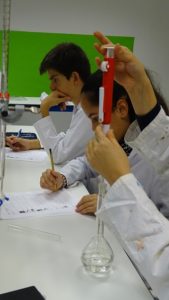 Los alumnos de 2º de ESO conocen el material del laboratorio de Química