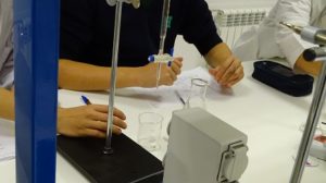 Los alumnos de 2º de ESO conocen el material del laboratorio de Química