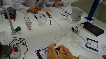 Los alumnos de 2º de ESO conocen el material del laboratorio de Química