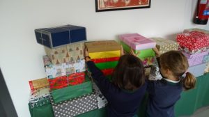 Cajas con regalos para la Operación niño de la Navidad
