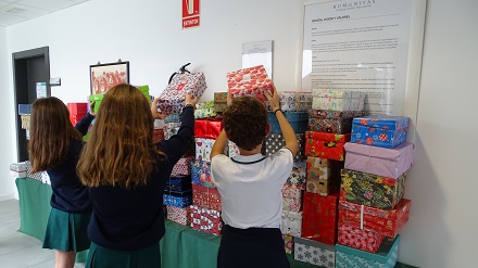 Cajas con regalos para la Operación niño de la Navidad