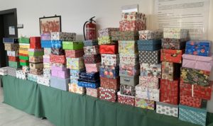 Cajas con regalos para la Operación niño de la Navidad