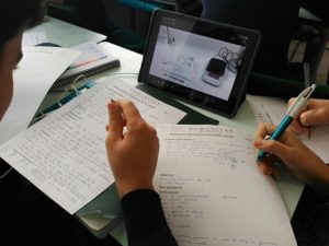 Los alumnos de Física y Química de 2º de ESO han estado elaborando su propio guión en el laboratorio