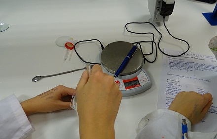 Los alumnos de Física y Química de 2º de ESO han estado elaborando su propio guión en el laboratorio