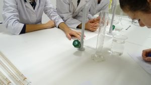 Los alumnos de Física y Química de 2º de ESO han estado elaborando su propio guión en el laboratorio 