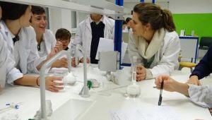 Los alumnos de Física y Química de 2º de ESO han estado elaborando su propio guión en el laboratorio 