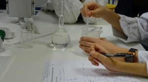 Los alumnos de Física y Química de 2º de ESO han estado elaborando su propio guión en el laboratorio 