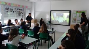 Alumnos solidarios de 1º de bachillerato explicar a compañeros de ESO y Primaria, la intimidad y respeto en las redes
